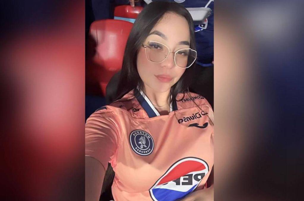 Se volvió viral por un descuido: La bella aficionada del Motagua que agitó las redes en la final de ida ante Olimpia