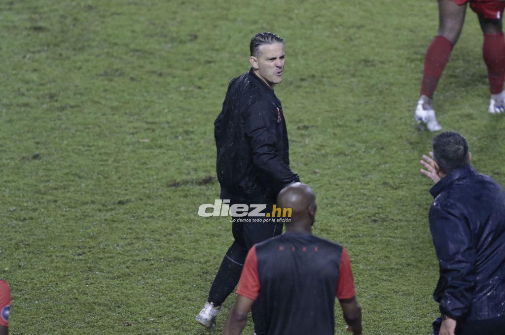 NO SE VIO EN TV: La furia de Herdman contra Diego Vázquez y los jugadores de Canadá perdiendo la cordura en el Olímpico