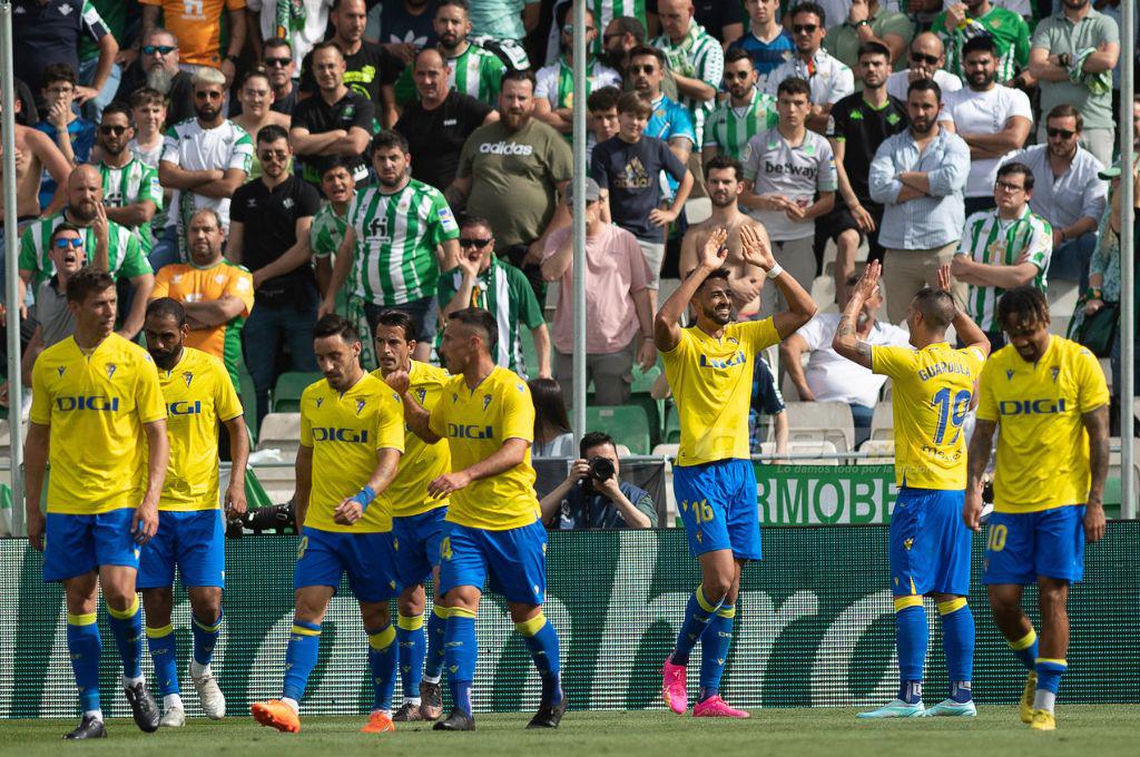 ¡Batacazo! Cádiz del Choco Lozano doblega al Betis y logra triunfo de oro que le permite soñar con la permanencia en la Primera División de España