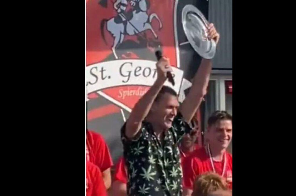 Hizo 4 expulsiones, añadió 15 minutos y celebró el título con el campeón: ¿Cuál fue el ‘premio’ que se llevó el árbitro?