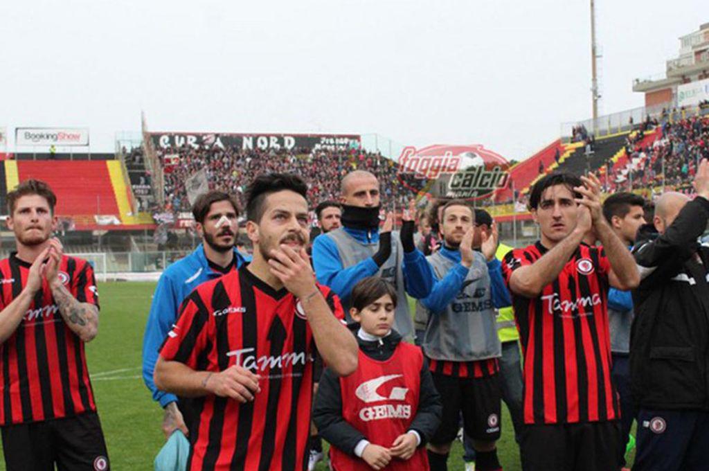 No aguantan perder: hinchas de equipo italiano incendian el estadio del rival tras caer en el CLÁSICO; tiraron piedras a los bomberos