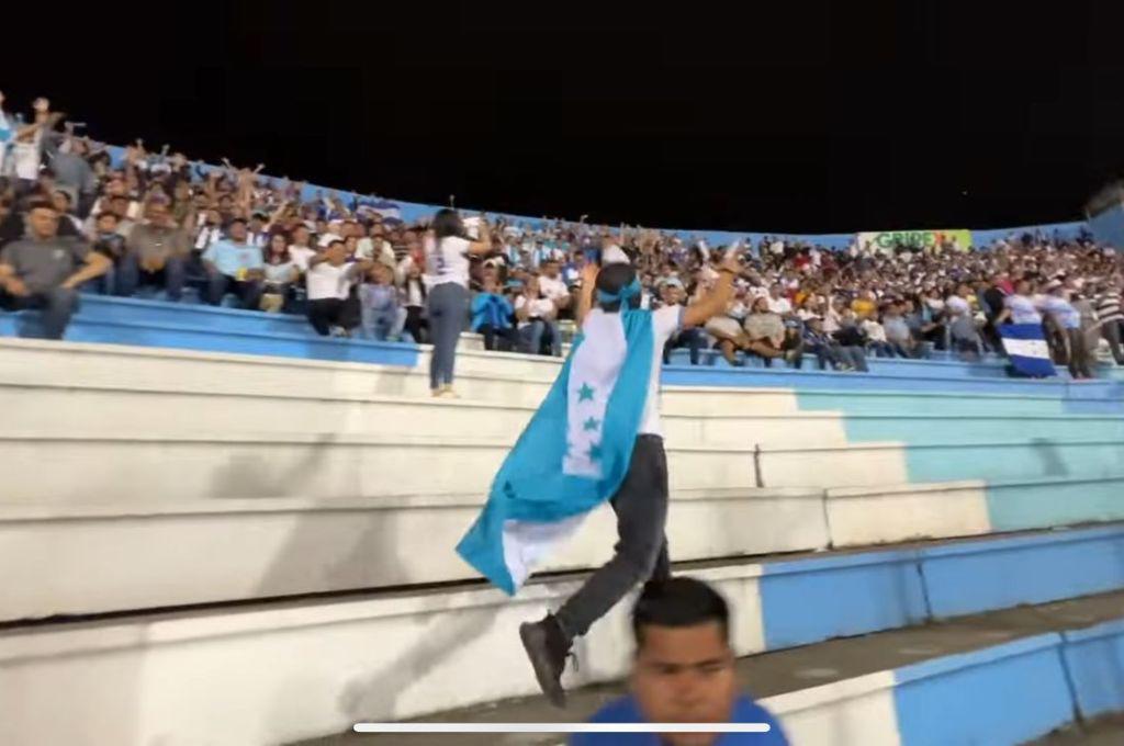 ¡Besó el escudo! Shin Fujiyama estalló de la locura en el triunfo de Honduras vs México: el mensaje a Choco y ¿le gustó la cerveza?