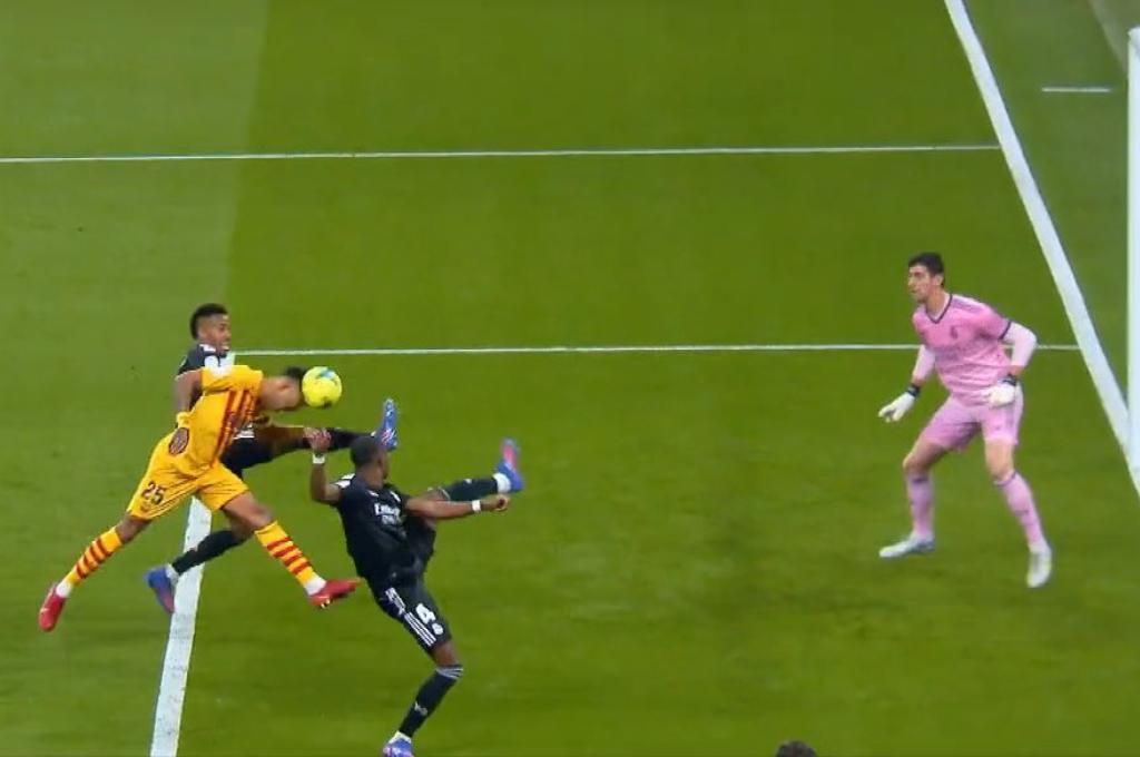 ¡Explosividad y martillazo! Dembélé deja atrás a Nacho y centra a Aubameyang que de cabeza adelanta al Barcelona