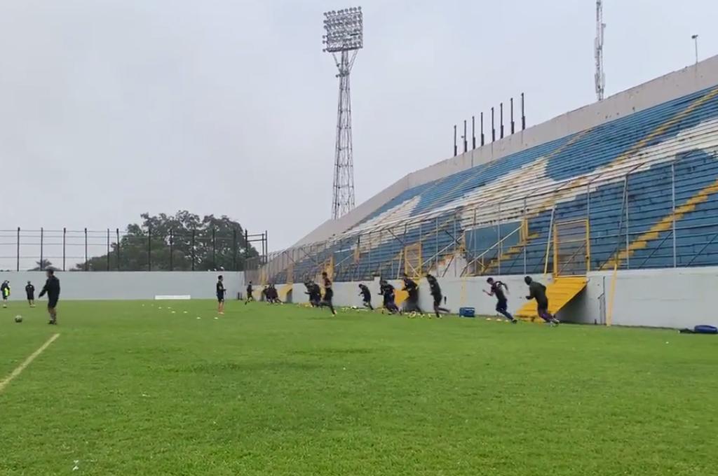 Por la lluvia, El Salvador tuvo que cerrar filas en el estadio Morazán y está listo para el juego con Honduras