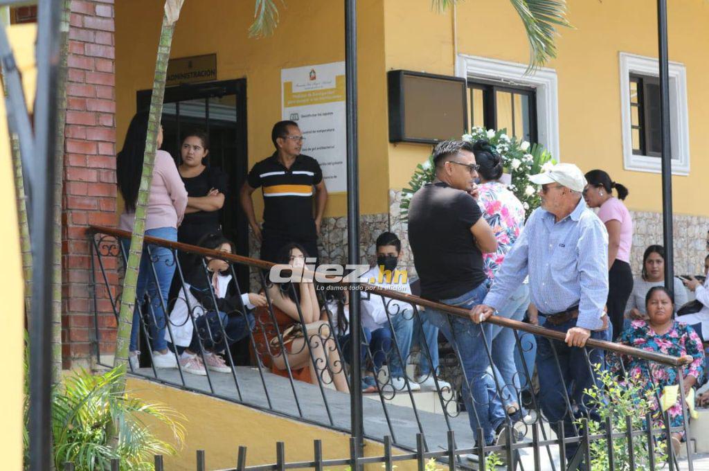 ¡Duro Momento! Rubén Matamoros es acompañado por sus familiares y amigos en el velatorio de su hijo menor