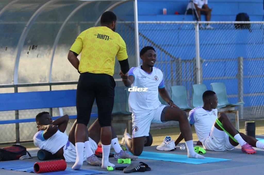 Engramillado, temperatura y rodeado de sus figuras: el entreno de Haití en el estadio Ergilio Hato de Curazao