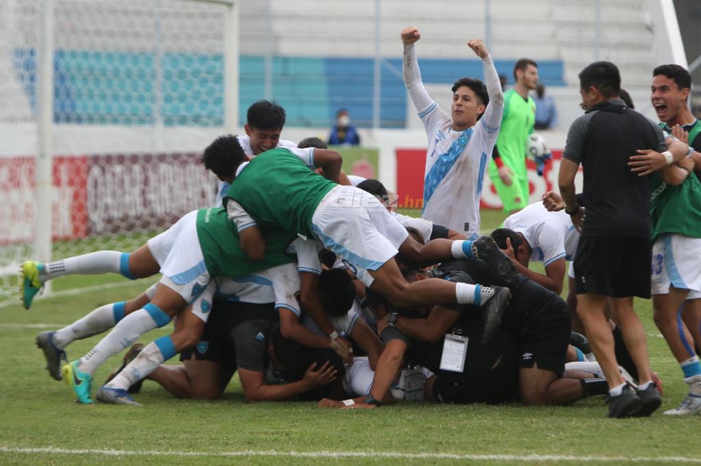 NO SE VIO EN TV: La burla del portero de Guatemala, el júbilo chapín tras dar la sorpresa y así festejaron en el camerino