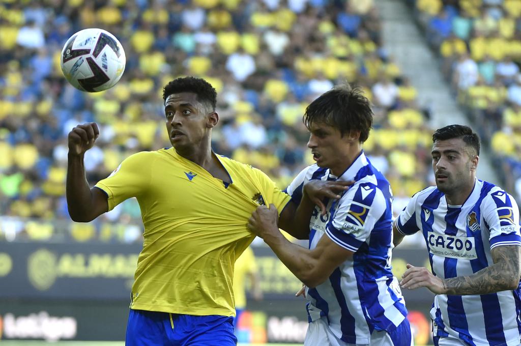 El hondureño Choco Lozano fue titular con el Cádiz en derrota por el arranque de la Liga Española