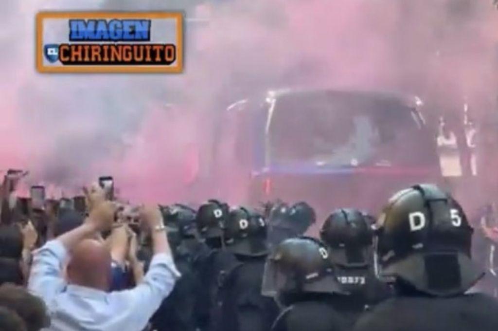 Dañaron el bus de su propio club: así fueron las llegadas del Barcelona y Madrid al Camp Nou