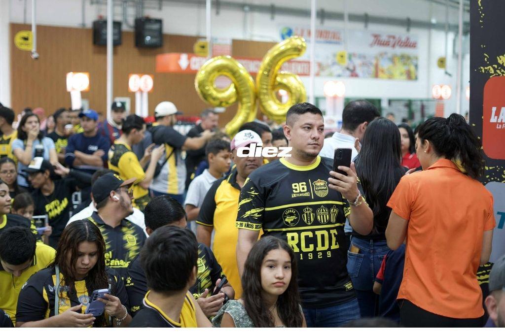 ¡Rodeado de sus leyendas! Real España presentó su nueva indumentaria y celebró a lo grande su aniversario con su afición