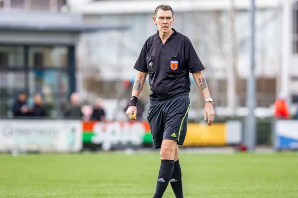 Hizo 4 expulsiones, añadió 15 minutos y celebró el título con el campeón: ¿Cuál fue el ‘premio’ que se llevó el árbitro?