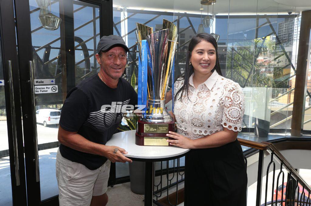 ¡Celebración de Campeón! Pedro Troglio y jugadores del Olimpia disfrutaron tras la conquista de la Copa invicta de Apertura