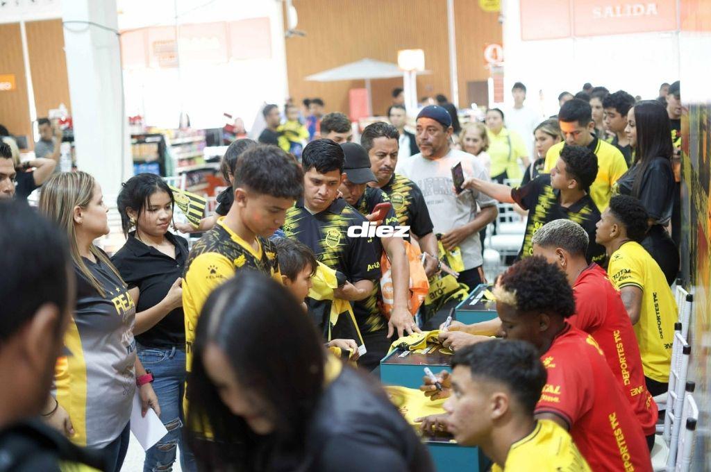 ¡Rodeado de sus leyendas! Real España presentó su nueva indumentaria y celebró a lo grande su aniversario con su afición