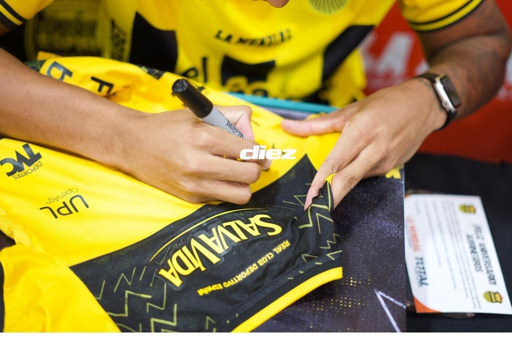 ¡Rodeado de sus leyendas! Real España presentó su nueva indumentaria y celebró a lo grande su aniversario con su afición