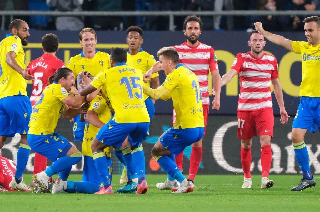 Choco Lozano y el Cádiz dejan ir la victoria ante el Granada y siguen en puestos de descenso en España