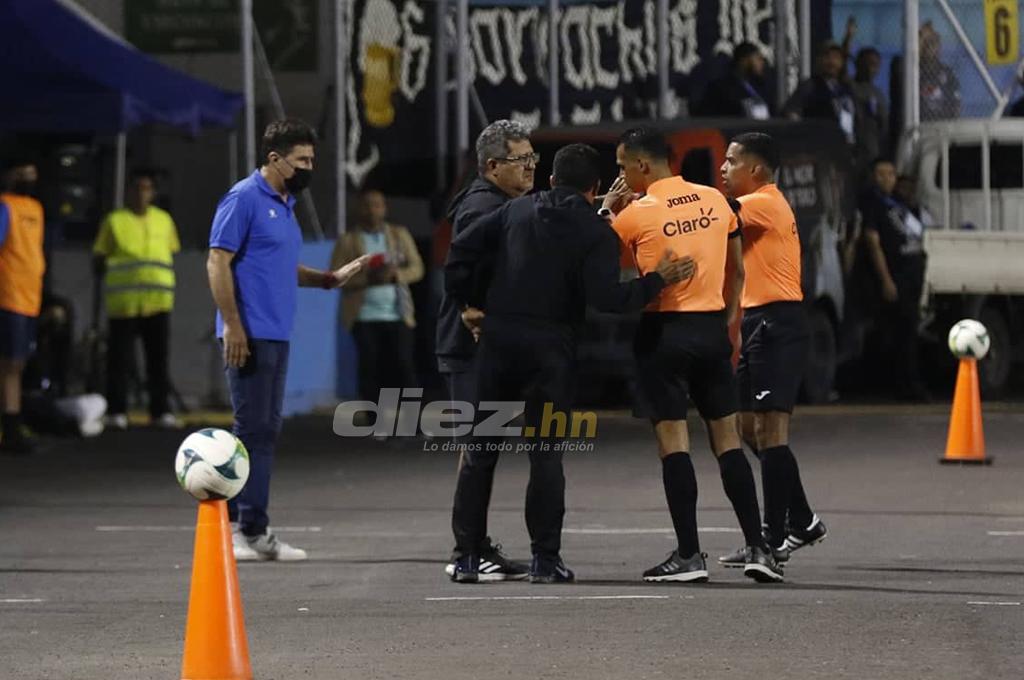 Héctr Vargas fue expulsado en el Motagua - Real España por supuestamente insultar a un línea.