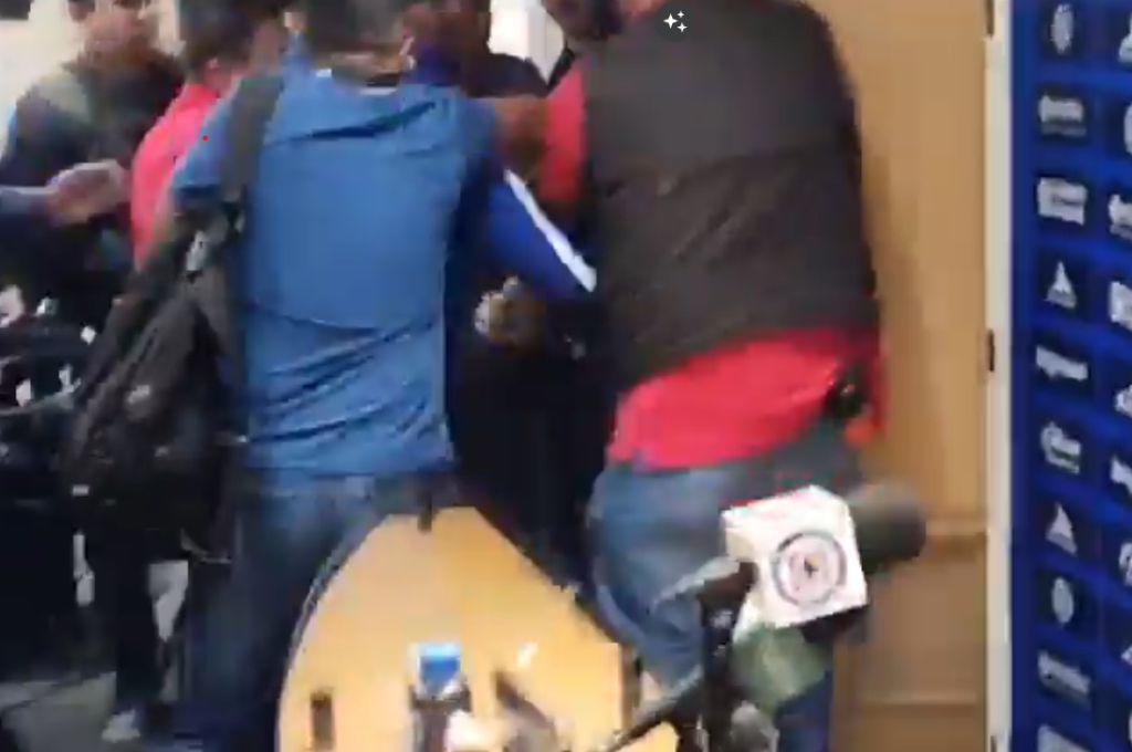 El VAR se hizo el ‘ciego’ y tenía que anular el penal de América, el robo al Cruz Azul y la pelea en vestuarios con el árbitro