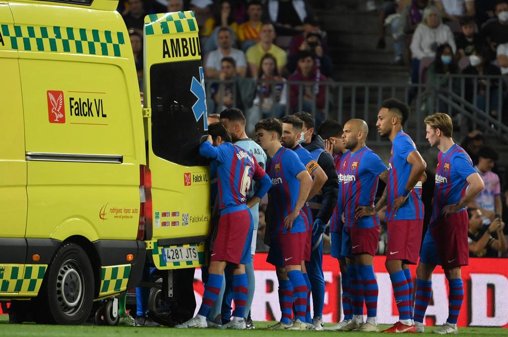 Ronald Araujo es sacado del Camp Nou en ambulancia y trasladado de emergencia a una clínica tras un golpe en la cabeza