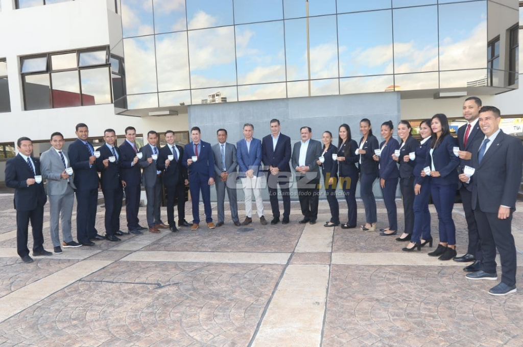 Fenafuth entrega gafetes FIFA a 19 árbitros hondureños previo al inicio del torneo Clausura 2022