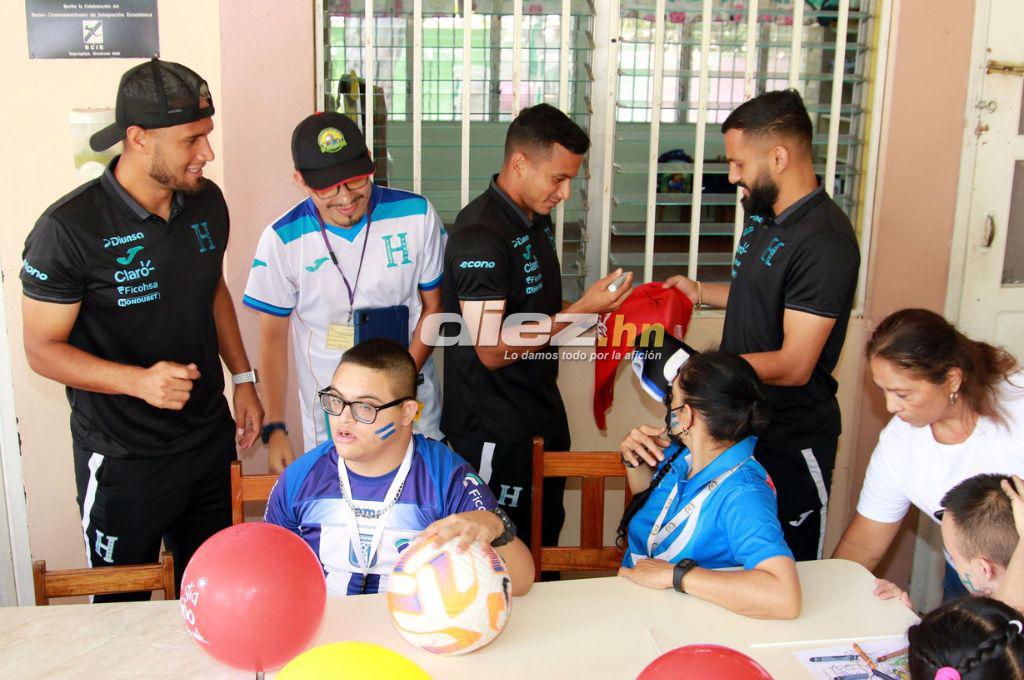Muchas risas y abrazos: Los jugadores de la Selección de Honduras compartieron con niños del Instituto Juana Leclerc
