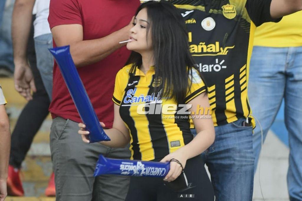 El ambiente en el interior del estadio Morazán: Pintado de amarillo y negro, pero también de blanco