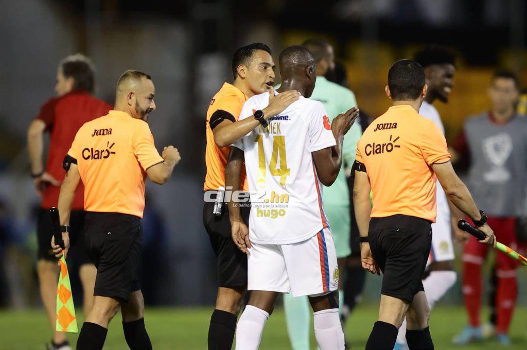 NO SE VIO EN TV: El cariño de Troglio a ex jugador de Olimpia, Gullit Peña causa furor y el regreso del ‘Doctor’