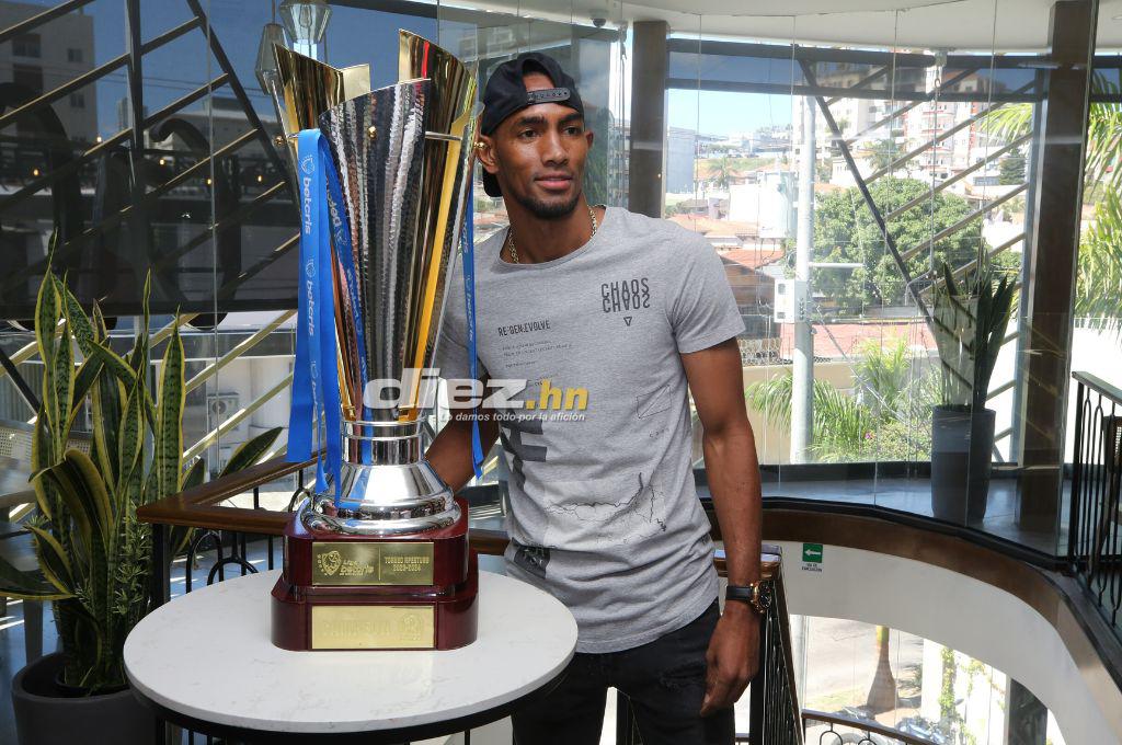 ¡Celebración de Campeón! Pedro Troglio y jugadores del Olimpia disfrutaron tras la conquista de la Copa invicta de Apertura