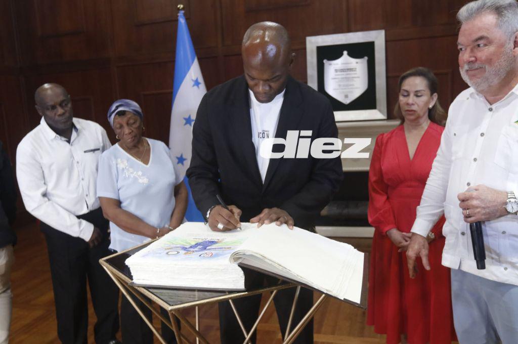 Así fue el homenaje a David Suazo en San Pedro Sula: firma de un libro histórico y llegaron los jugadores del Olimpia