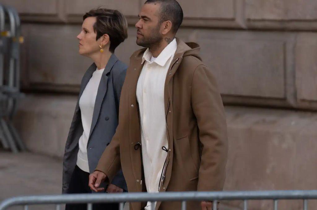 Dani Alves sale de su mansión por primera vez: su nueva pareja inseparable y lo que le gritaban en la calle