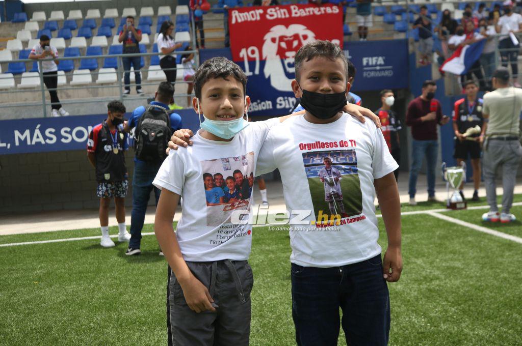 Presumieron la copa y la pancarta especial: Así fue el espectacular recibimiento que tuvo el Olimpia Sub-15 tras ganar la Donosti Cup