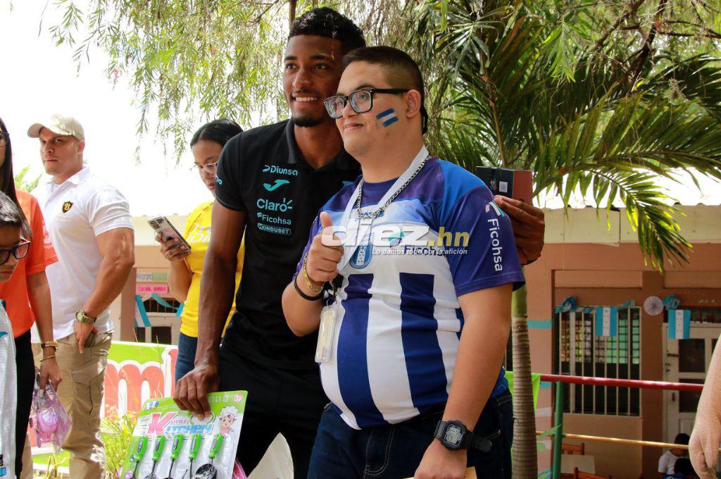 Muchas risas y abrazos: Los jugadores de la Selección de Honduras compartieron con niños del Instituto Juana Leclerc