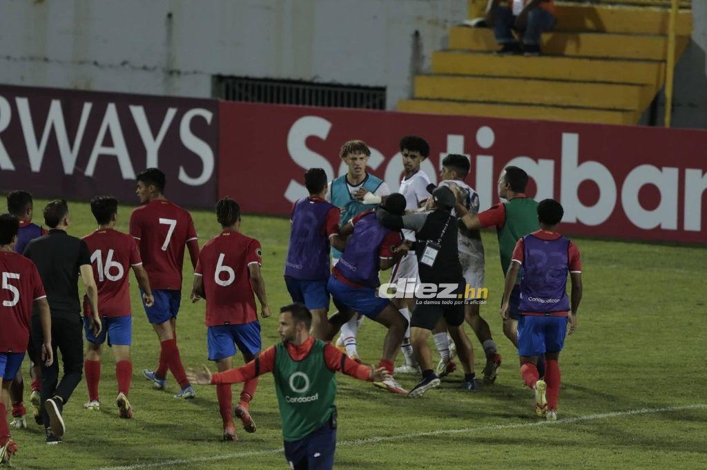 ¡Tico aplicó terrible voladora! Así fue la pelea de Costa Rica contra Estados Unidos en el Premundial de Concacaf