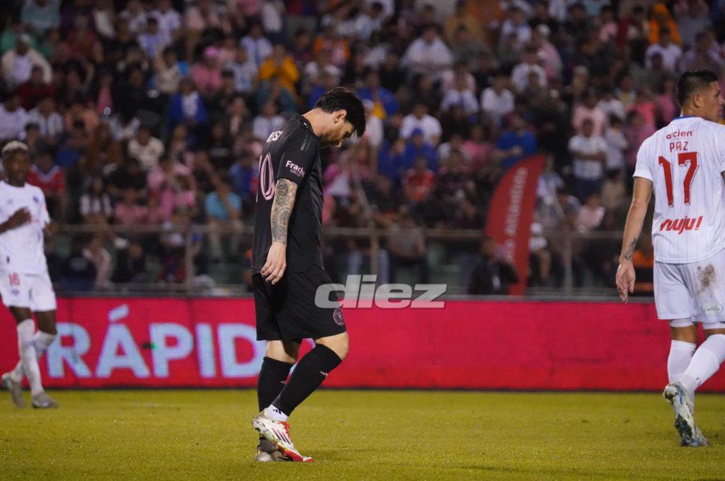 Messi anotó e hizo magia en el Olímpico: el gran gesto del argentino y los jugadores del Olimpia que ‘insistieron’ por su camisa