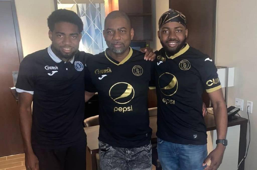 Futbolista de Motagua se reencuentra con su padre y hermano menor en Estados Unidos después de cinco años