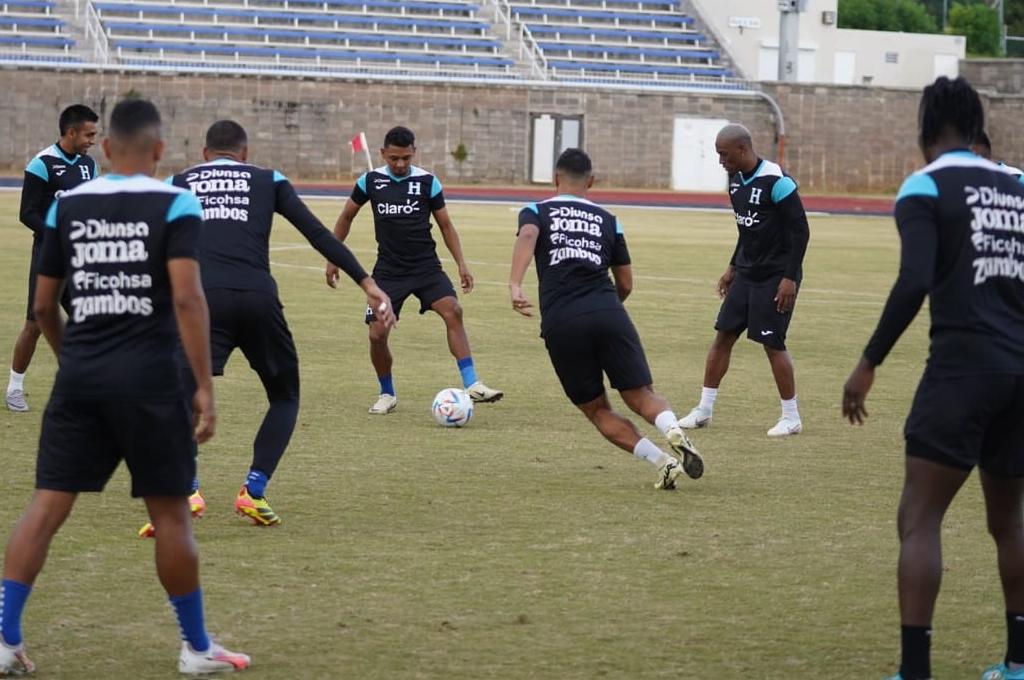 Con una duda, Selección de Honduras reconoció cancha en Bermudas; el futbolista que entrenó por separado