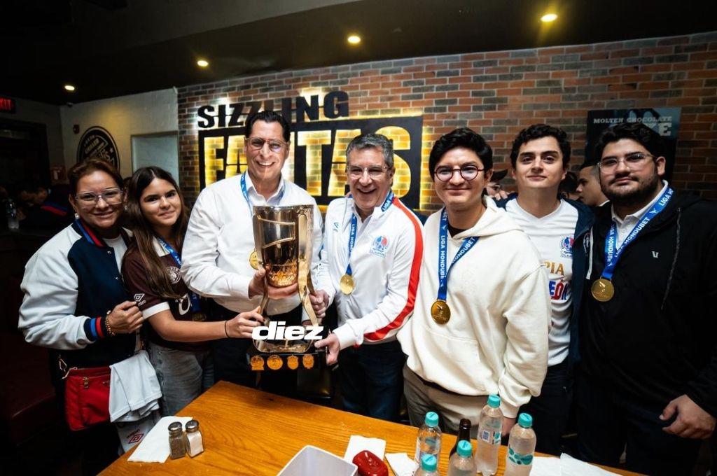 ¡Abrazo de campeón y la figura presente! Así fue la celebración íntima de la directiva y jugadores tras la conquista de la copa 40
