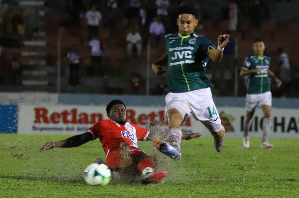 La cancha del Estadio Ceibeño está inundada tras fuertes lluvias. FOTOS: Esaú Ocampo
