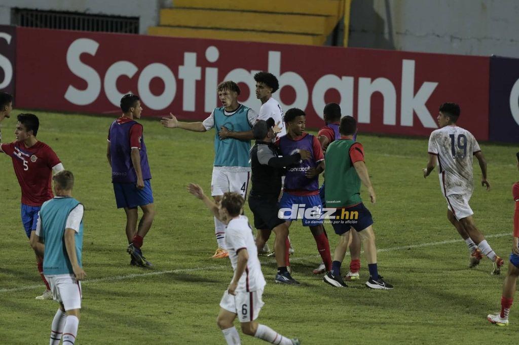 ¡Tico aplicó terrible voladora! Así fue la pelea de Costa Rica contra Estados Unidos en el Premundial de Concacaf