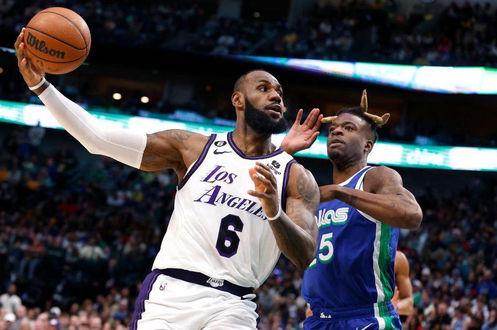 Con una gran remontada en el tercer cuarto, los Dallas Mavericks doblegan a los Angeles Lakers de LeBron James