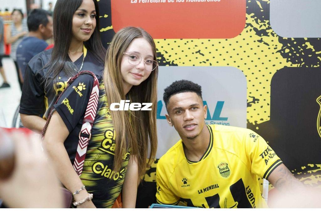 ¡Rodeado de sus leyendas! Real España presentó su nueva indumentaria y celebró a lo grande su aniversario con su afición