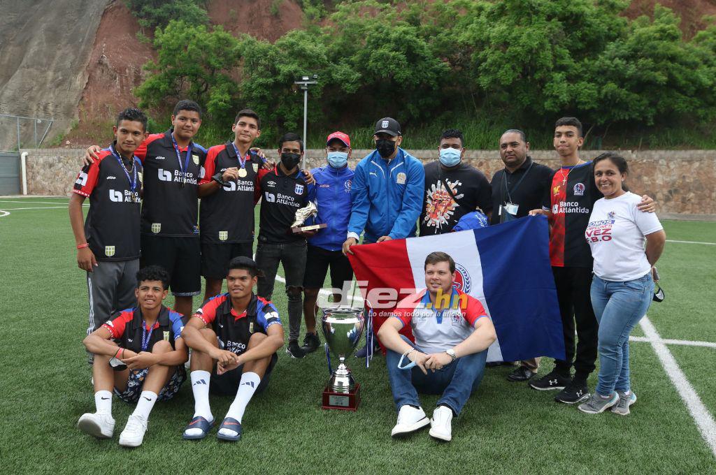 Presumieron la copa y la pancarta especial: Así fue el espectacular recibimiento que tuvo el Olimpia Sub-15 tras ganar la Donosti Cup
