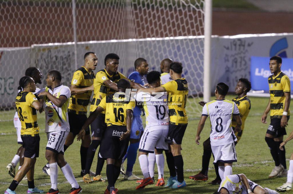 Jhow Benavídez de portero, la roja a “Buba” López y bronca entre jugadores de Real España y Génesis