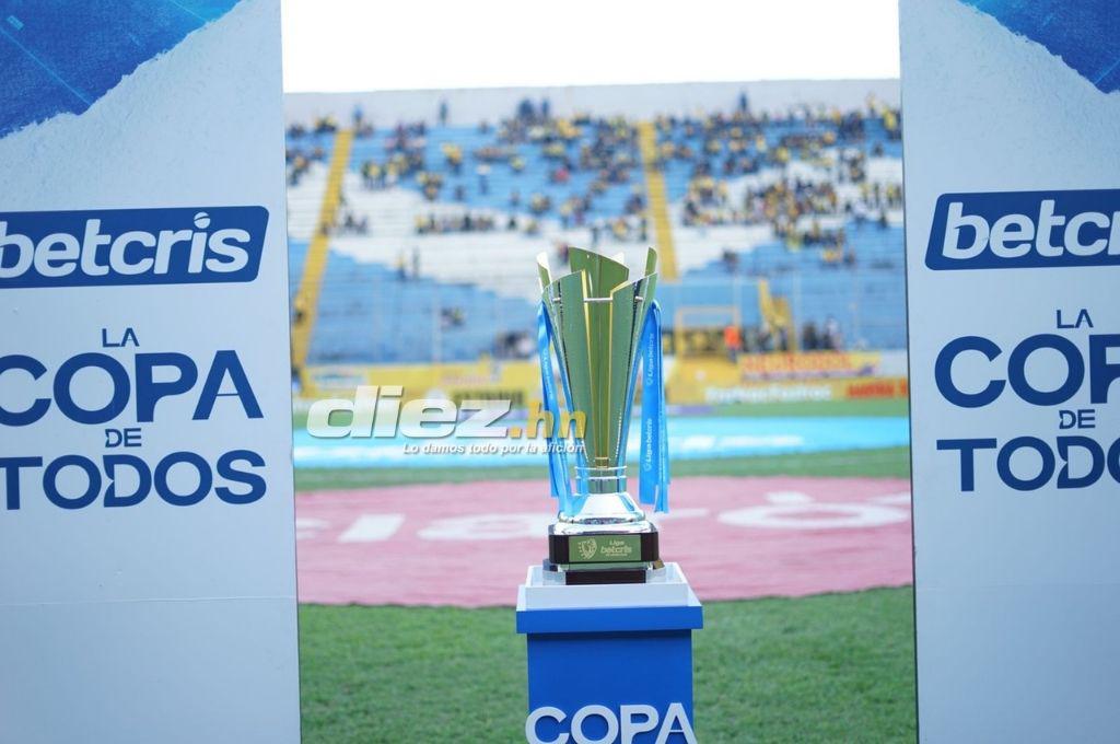 El ambiente en el interior del estadio Morazán: Pintado de amarillo y negro, pero también de blanco