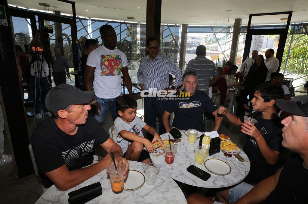 ¡Celebración de Campeón! Pedro Troglio y jugadores del Olimpia disfrutaron tras la conquista de la Copa invicta de Apertura