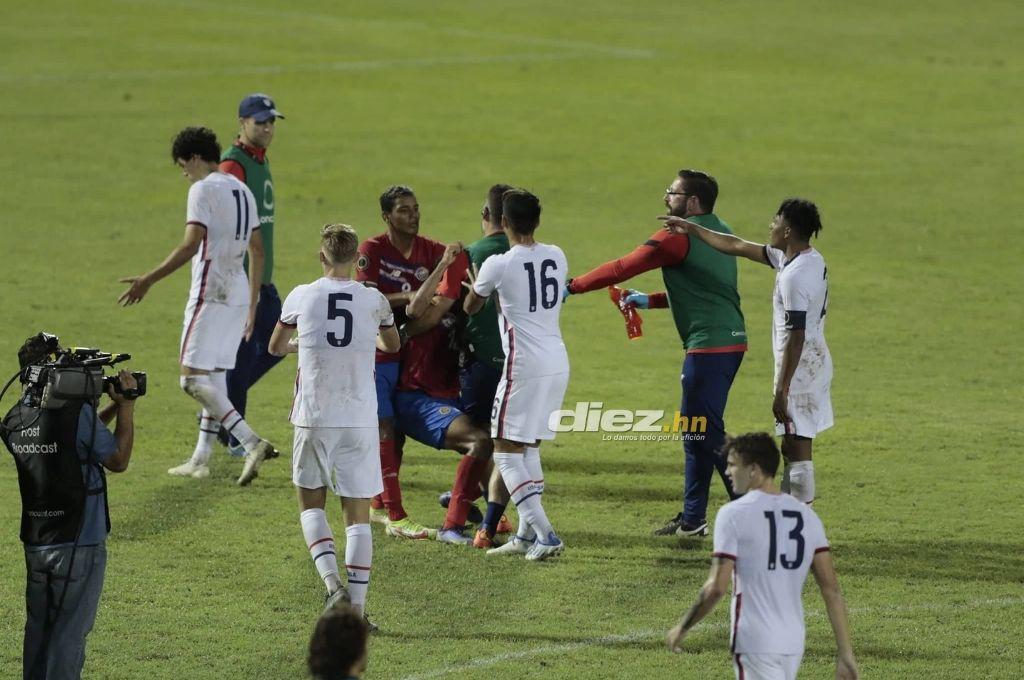 ¡Tico aplicó terrible voladora! Así fue la pelea de Costa Rica contra Estados Unidos en el Premundial de Concacaf