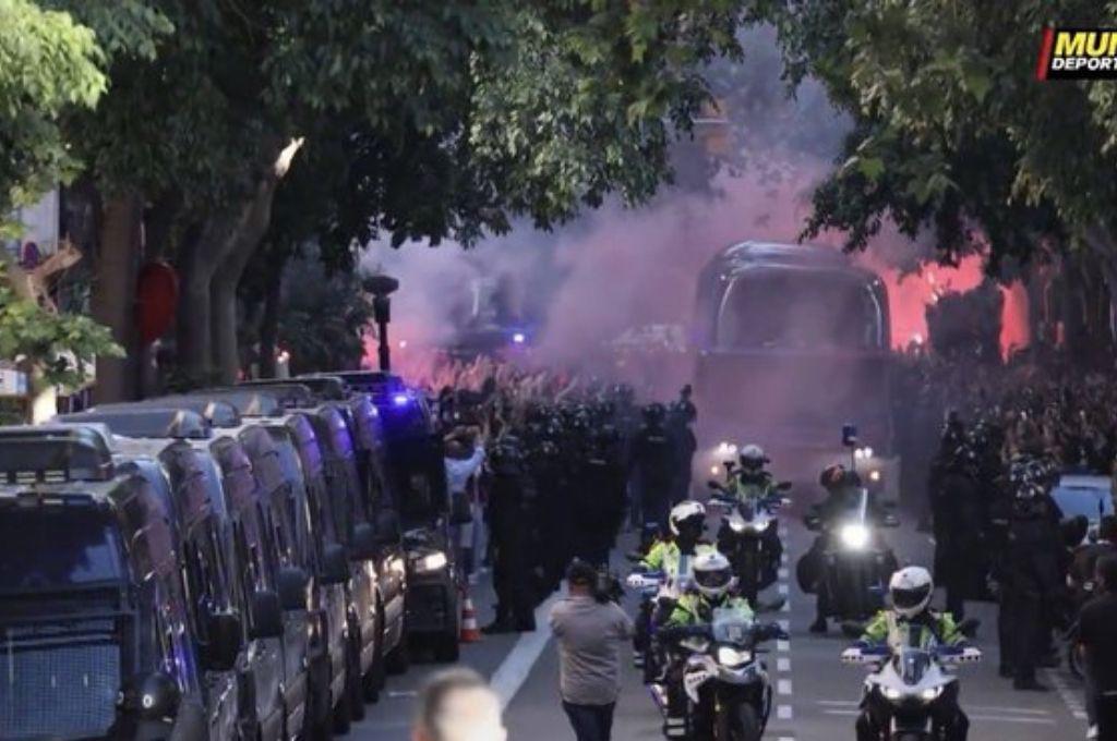 Dañaron el bus de su propio club: así fueron las llegadas del Barcelona y Madrid al Camp Nou