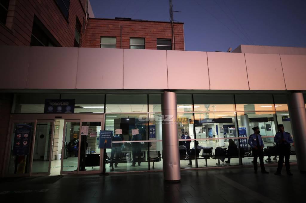 Con seguridad del gobierno y un ‘jab’ a periodista: Así fue la llegada de Teófimo López a Honduras para la toma de posesión