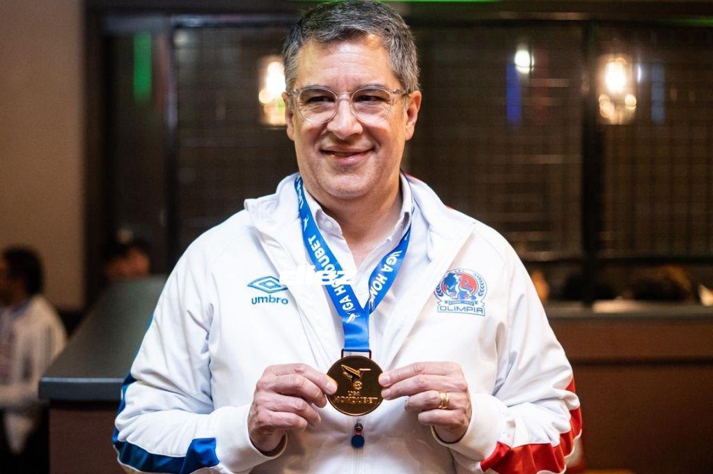 ¡Abrazo de campeón y la figura presente! Así fue la celebración íntima de la directiva y jugadores tras la conquista de la copa 40