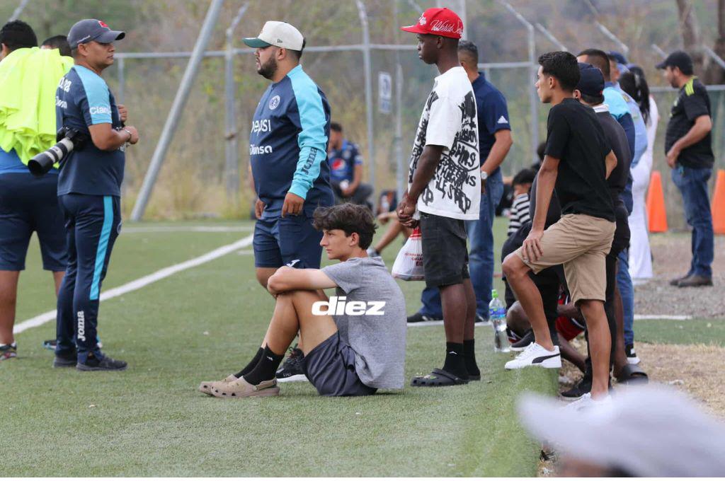 Olimpia doblega a Motagua, futbolista llega resguardado y la bella chica que engalanó el clásico