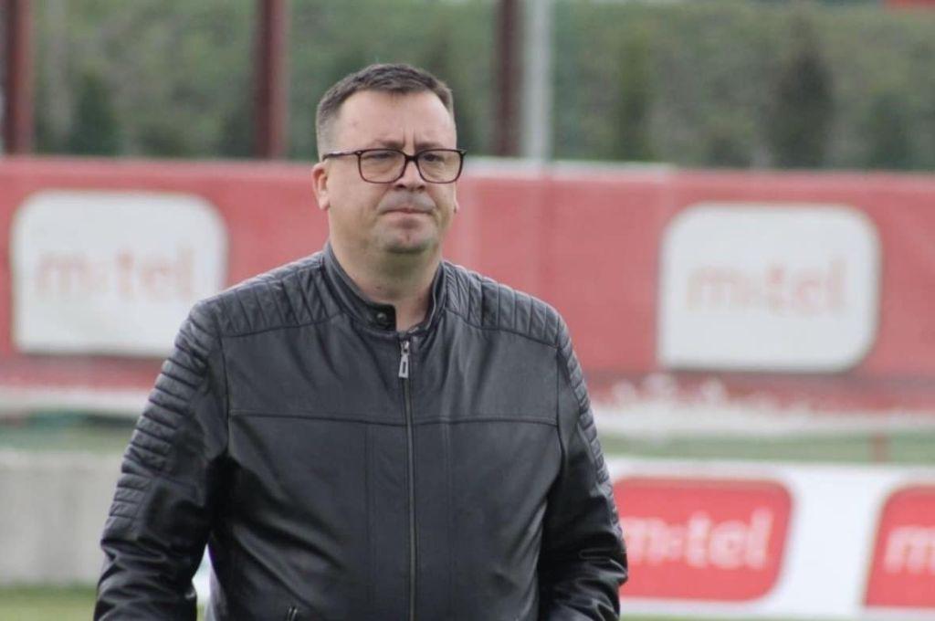 Locura en liga de Europa: Presidente del club despide al entrenador y a toda la plantilla a mitad de temporada